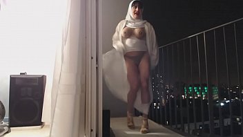 musulmane danse seins nus sur son balcon