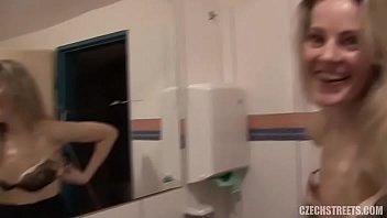 fodendo com a loira no banheiro