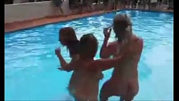 Novinhas peladas na piscina